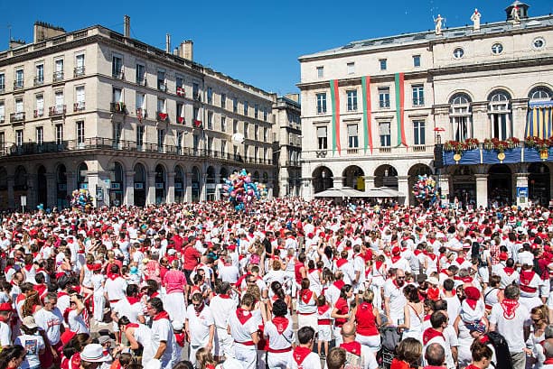 Las Fiestas de Bayona: cinco días de locura en blanco y rojo